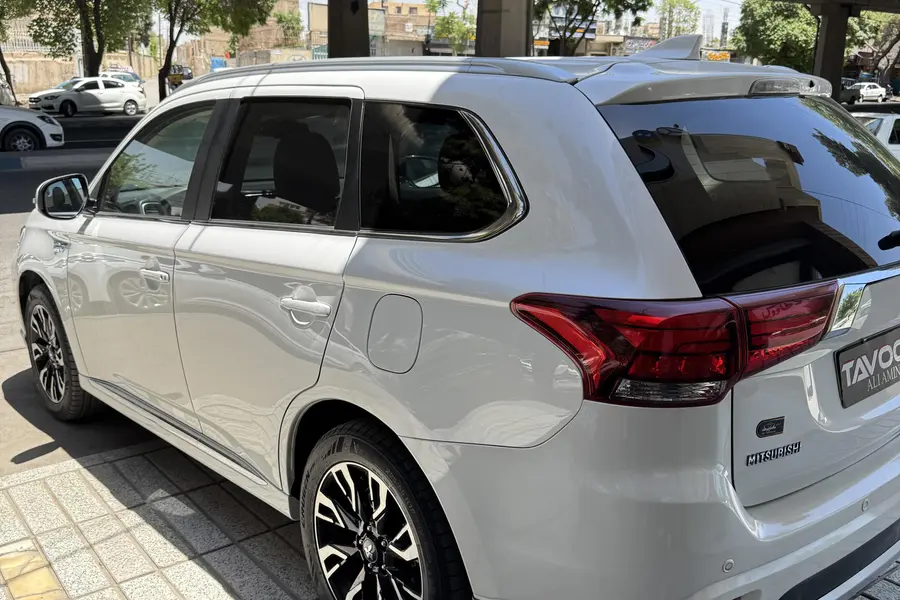 میتسوبیشی، اوتلندر PHEV