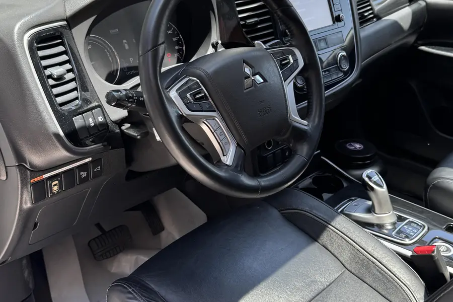 میتسوبیشی، اوتلندر PHEV