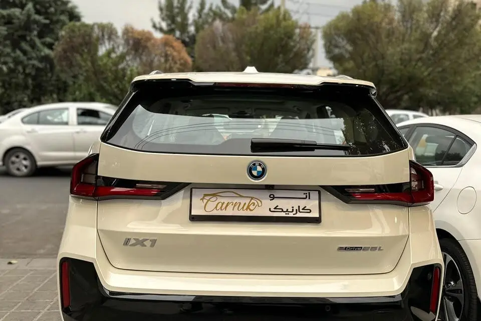 ب ام و،  iX1