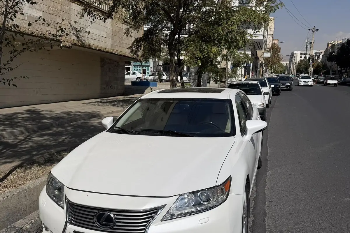 لکسوس،  ES