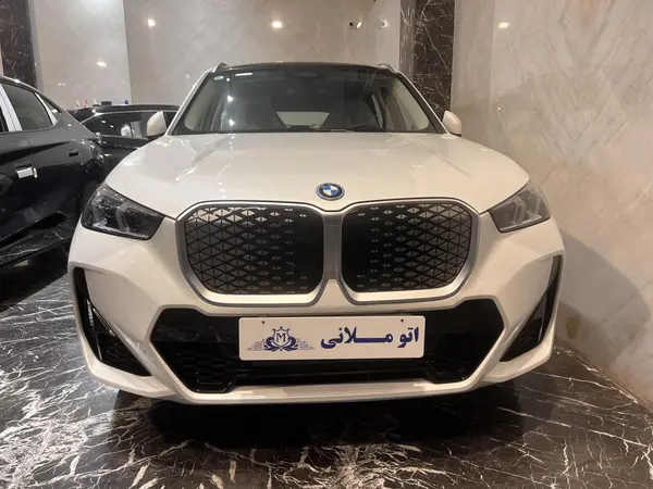 ب ام و  iX1