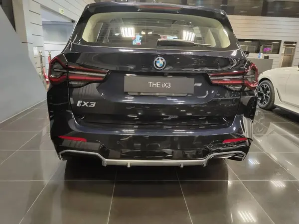 ب ام و  iX3
