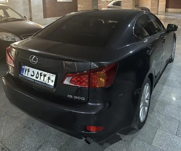 لکسوس، IS