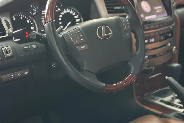 لکسوس، LX