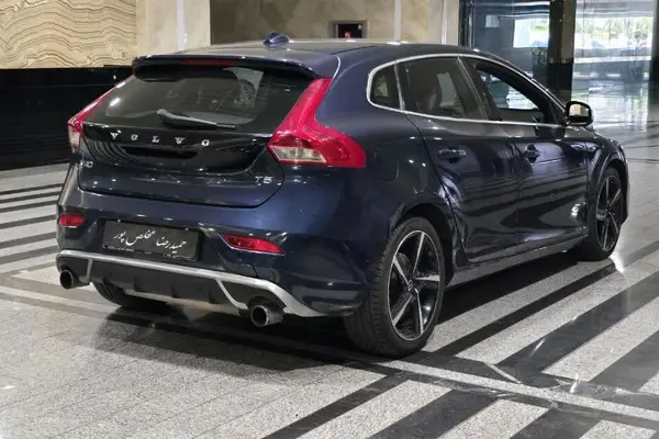 ولوو  V40