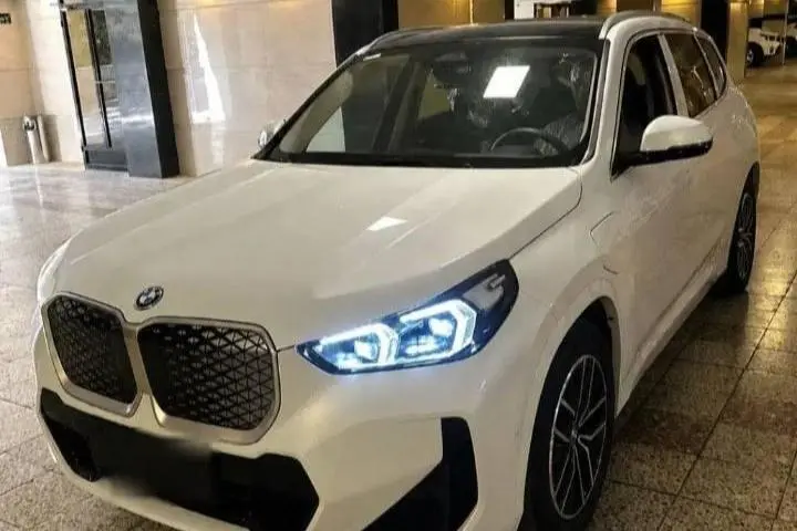 ب ام و،  iX1