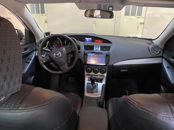 مزدا، 3 نیو صندوق دار