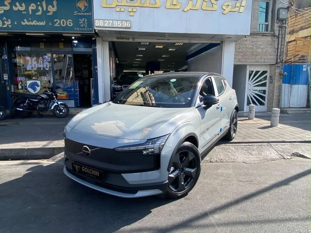 ولوو  EX30
