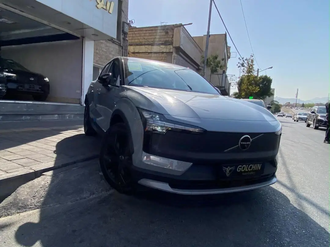 ولوو  EX30