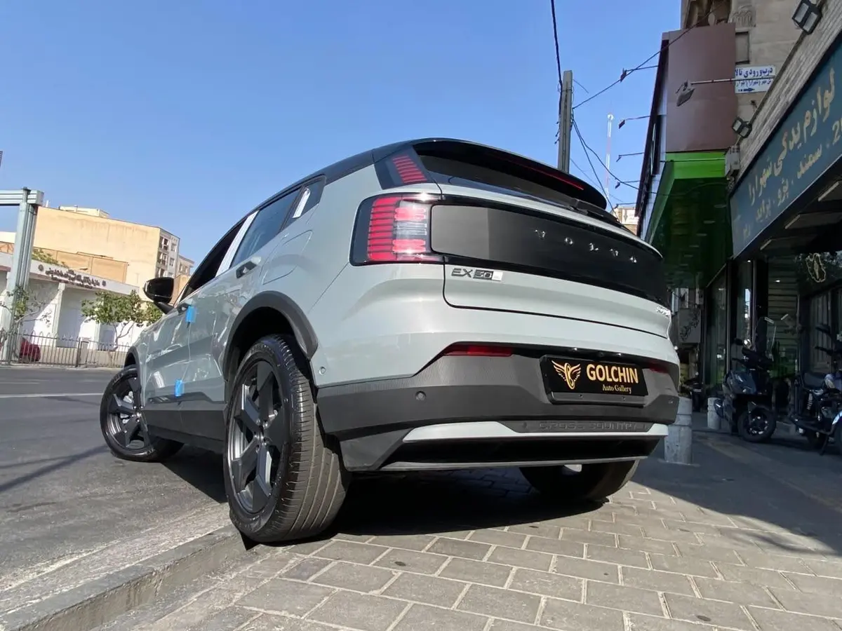 ولوو  EX30
