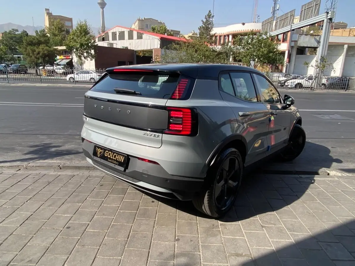 ولوو  EX30