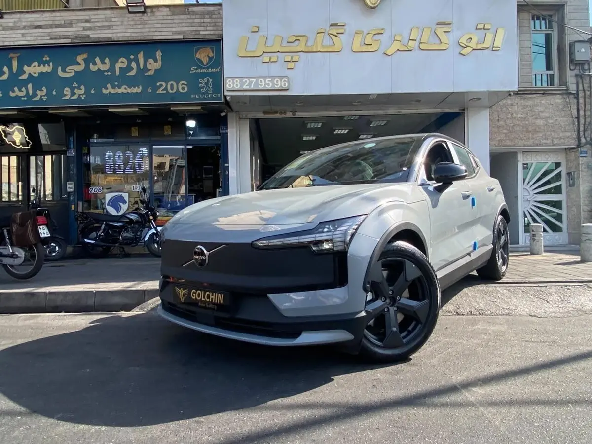 ولوو  EX30