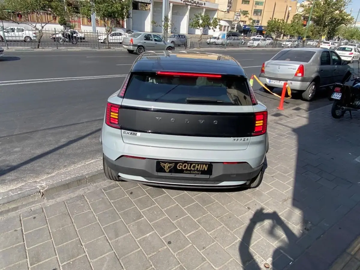 ولوو  EX30