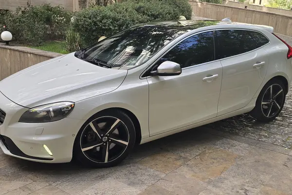 ولوو  V40