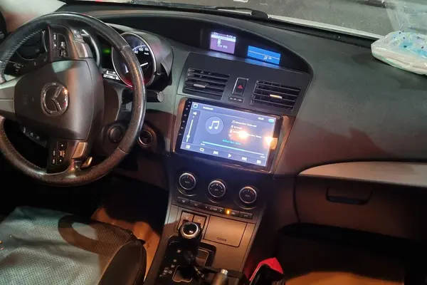 مزدا، 3 نیو صندوق دار