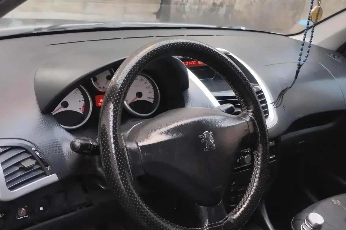 پژو،  207