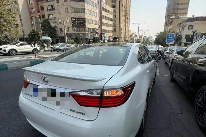 لکسوس،  ES
