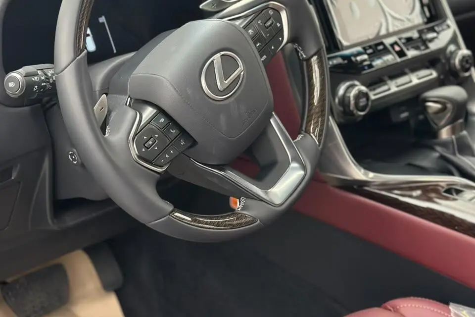 لکسوس،  LX