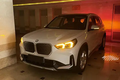 ب ام و، iX1