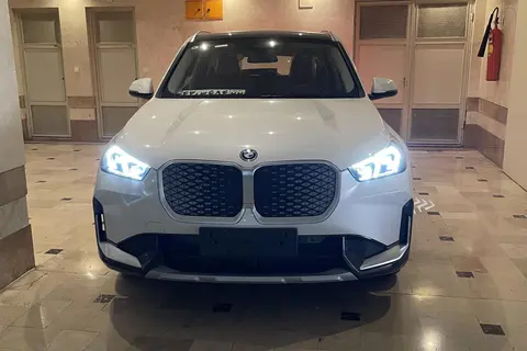 ب ام و، iX1