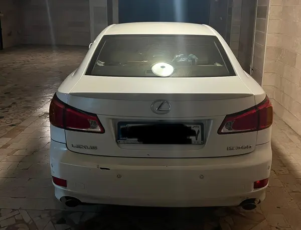 لکسوس، IS