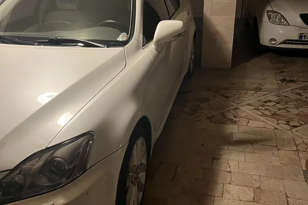 لکسوس، IS
