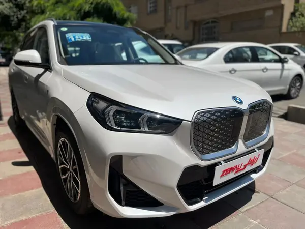 ب ام و  iX1