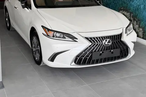 لکسوس، ES