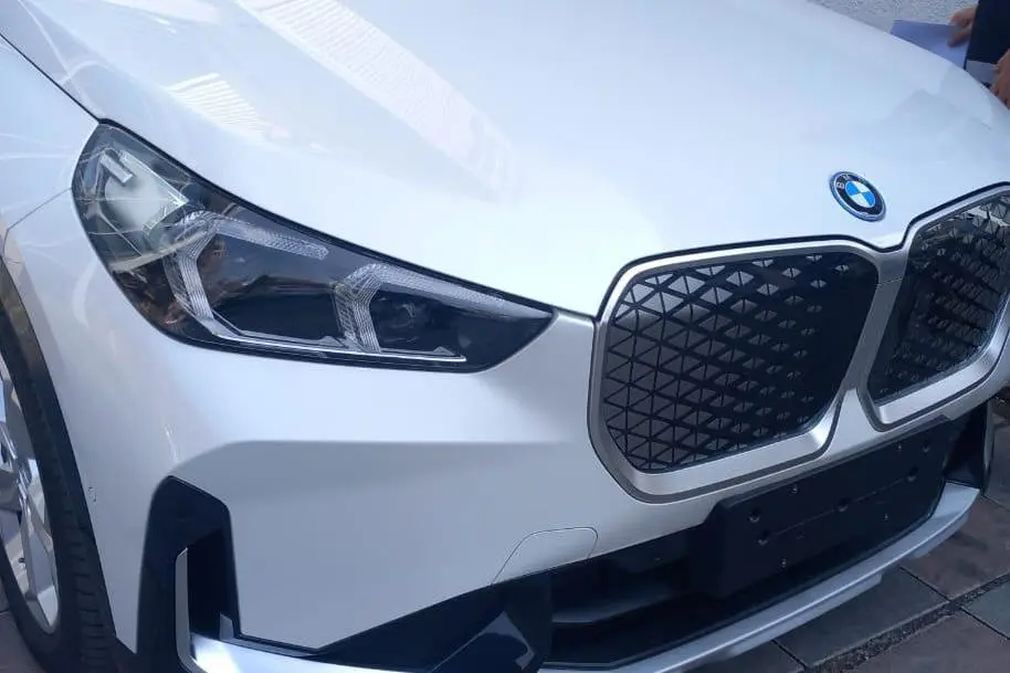 ب ام و  iX1
