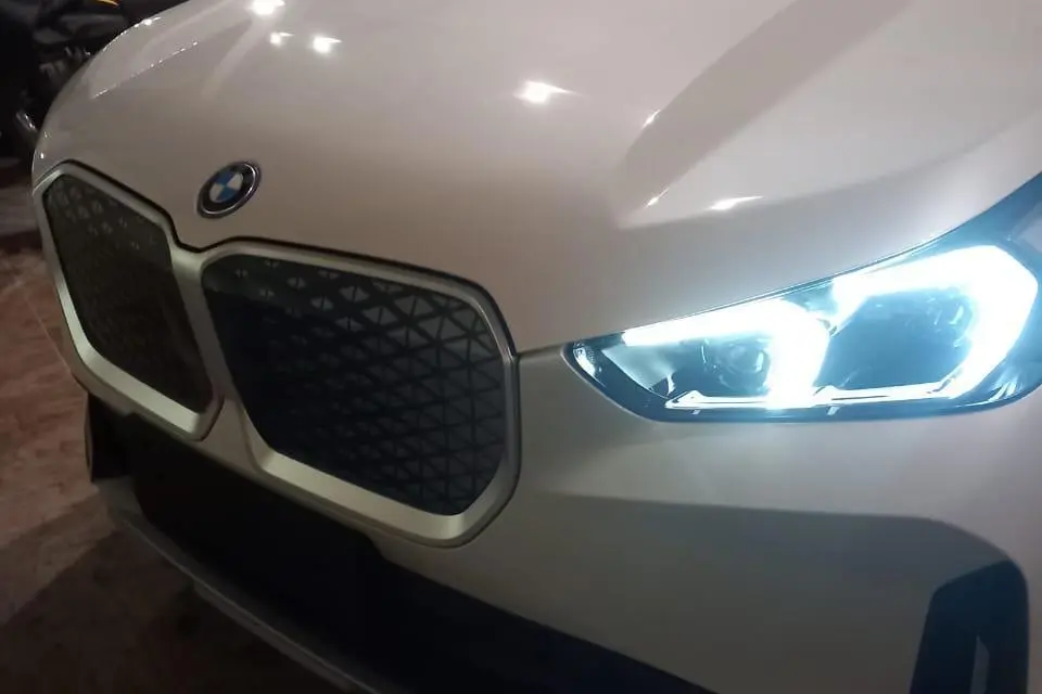 ب ام و  iX1
