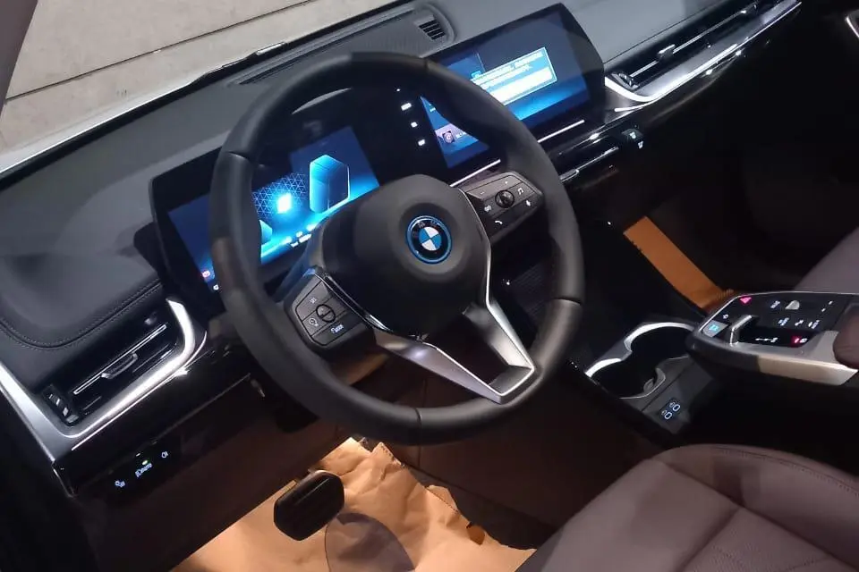ب ام و  iX1
