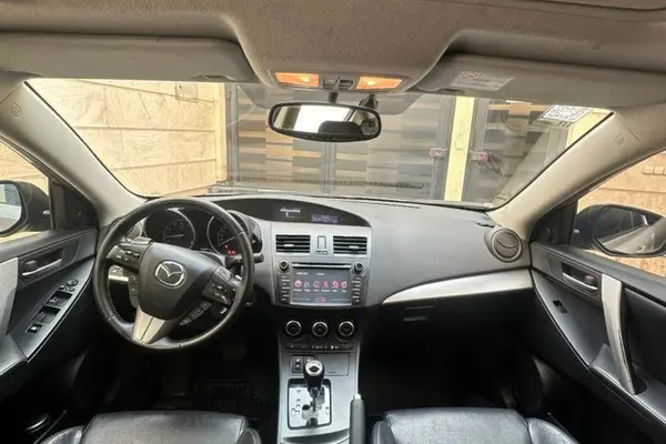 مزدا، 3 نیو صندوق دار