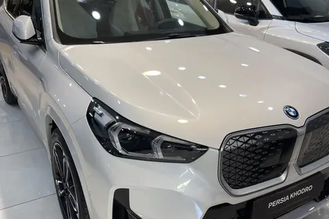 ب ام و، iX1