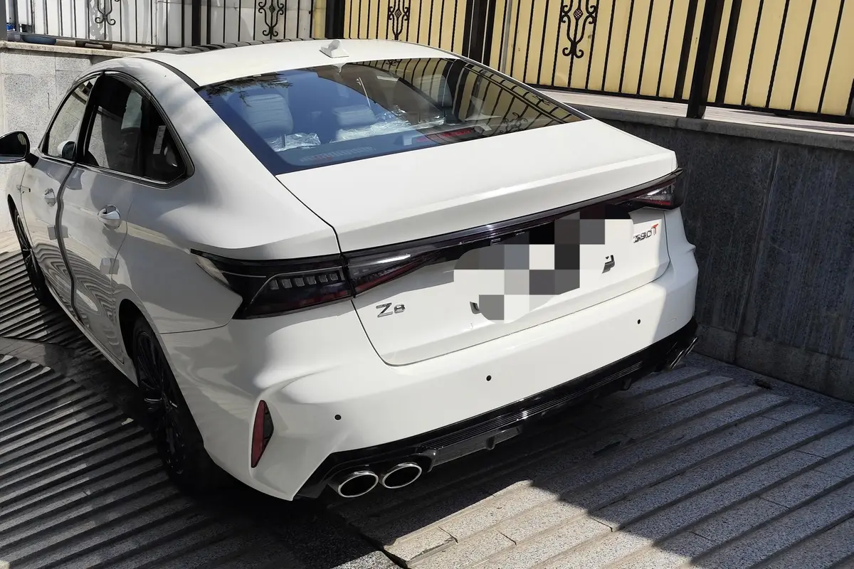 فونیکس،  آریزو 8 (Z8)