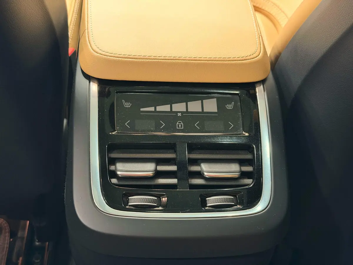 ولوو،  XC90