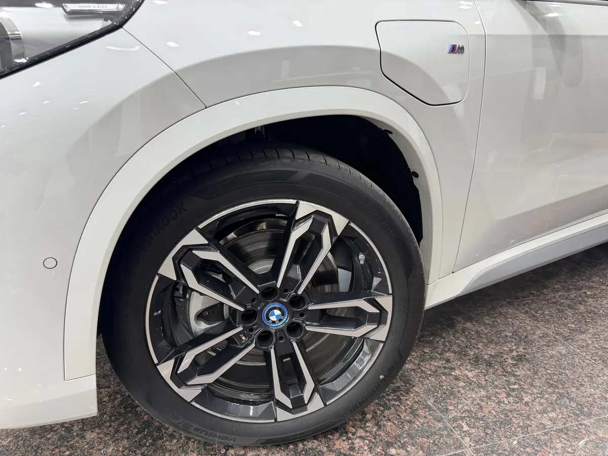 ب ام و  iX1
