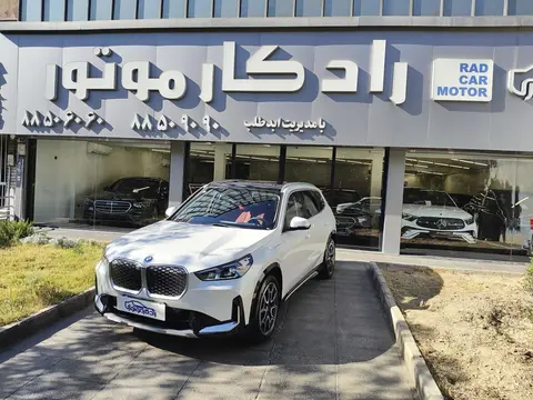 ب ام و، iX1