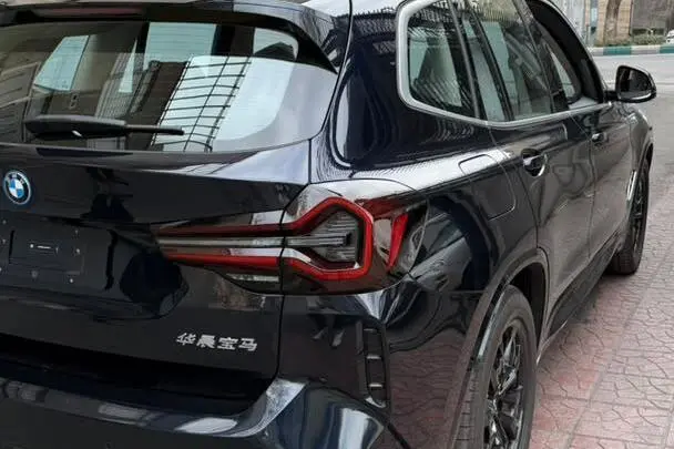 ب ام و،  iX3