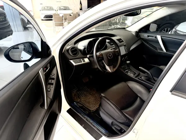 مزدا، 3 نیو صندوق دار