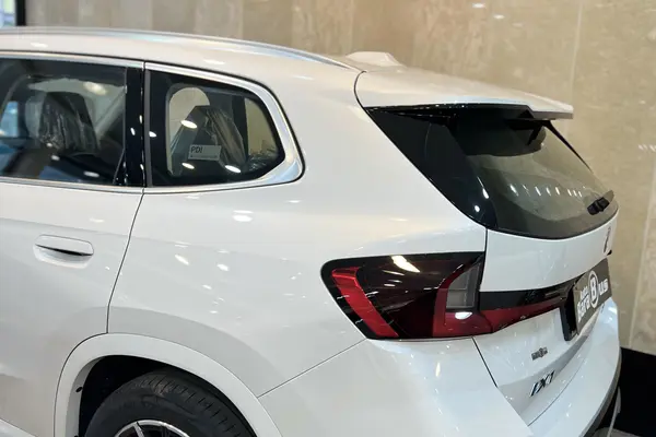 ب ام و  iX1