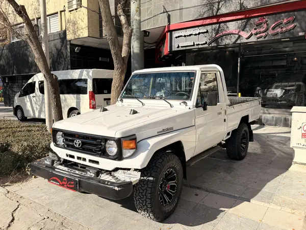 تویوتا، لندکروز وانت تک کابین