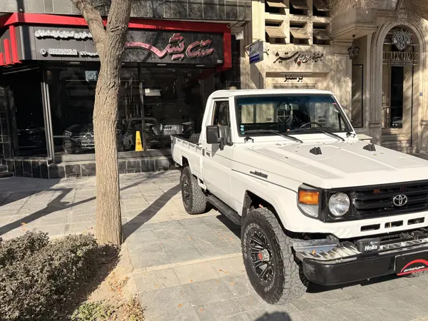 تویوتا، لندکروز وانت تک کابین