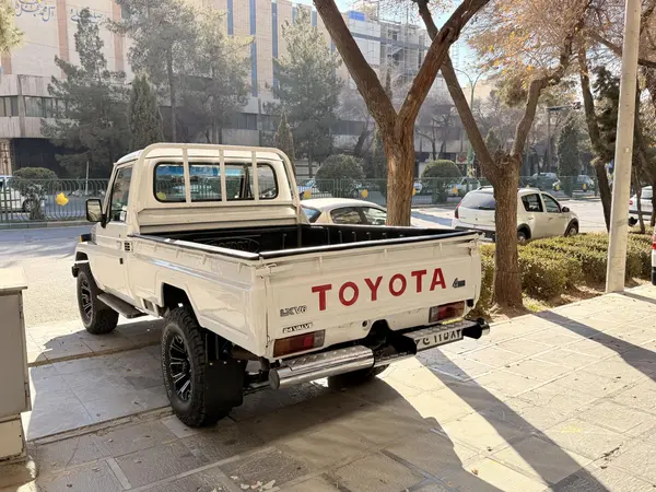 تویوتا، لندکروز وانت تک کابین