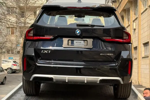 ب ام و  iX1