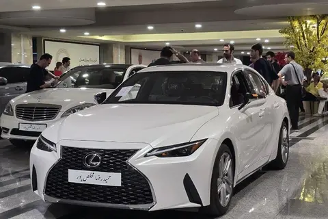 لکسوس، IS