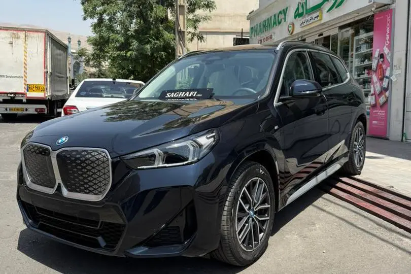 ب ام و  iX1