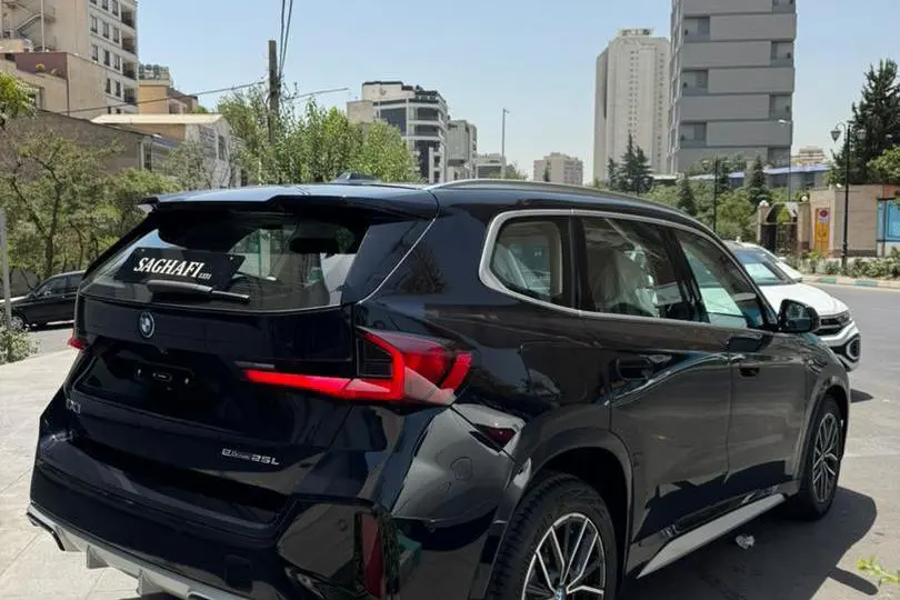 ب ام و  iX1