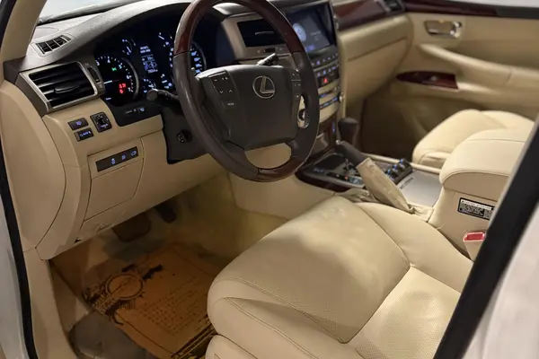 لکسوس، LX