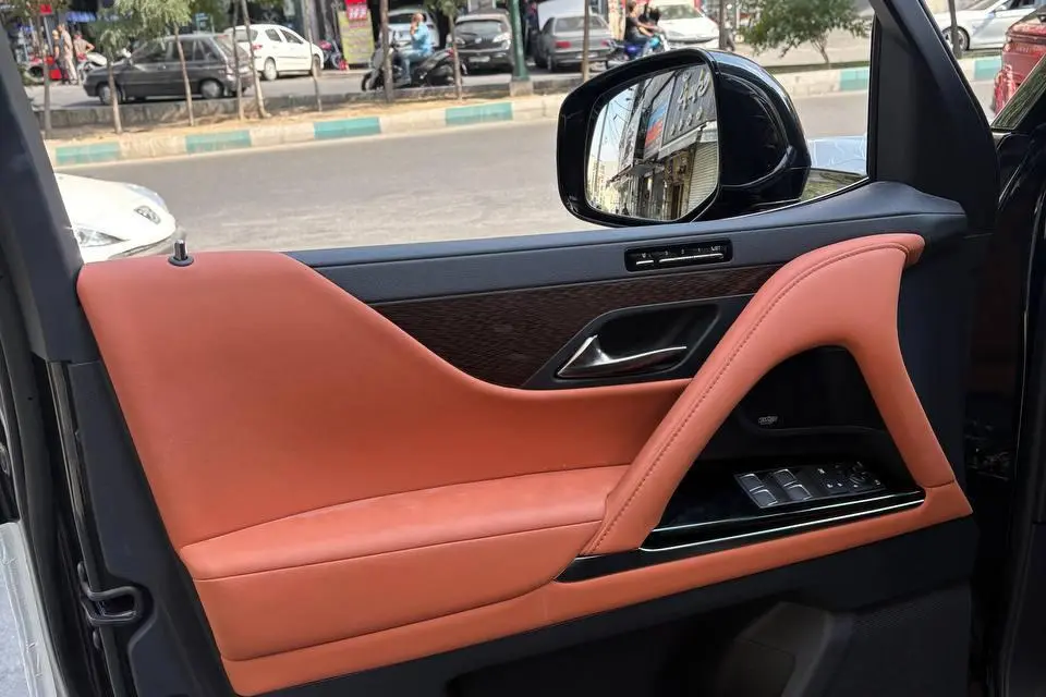 لکسوس،  LX