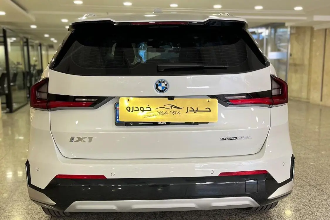 ب ام و  iX1